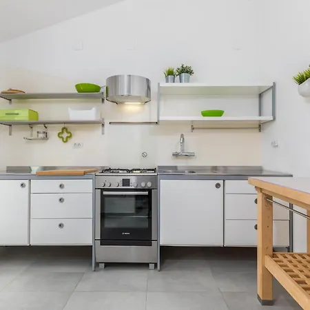 Dom wakacyjny Beautiful In With Kitchen Štinjan